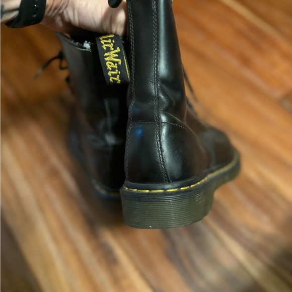 Classic Dr. Martens 1460 Smooth Leather 8-Eye Boots in black - Picture 4 of 5